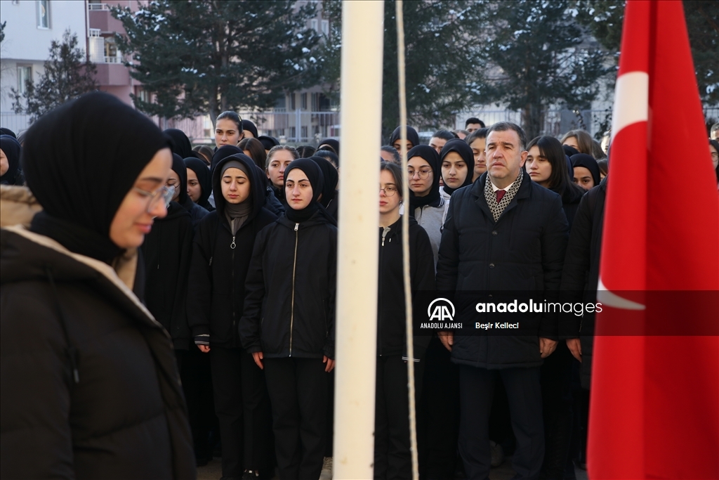 Bayburt'ta tüm okullarda şehitler için bir dakikalık saygı duruşunda bulunuldu