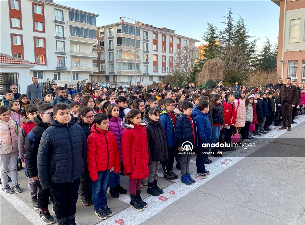 Kırşehir'deki tüm okullarda şehitler için bir dakikalık saygı duruşunda bulunuldu