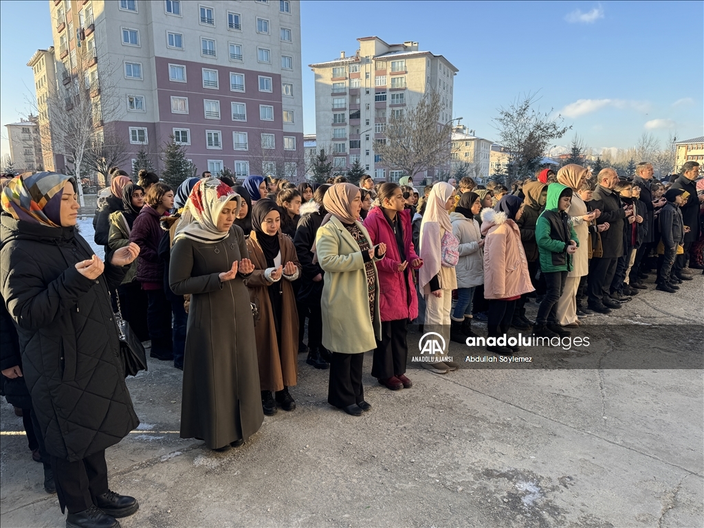 Ağrı'daki tüm okullarda şehitler için bir dakikalık saygı duruşunda bulunuldu