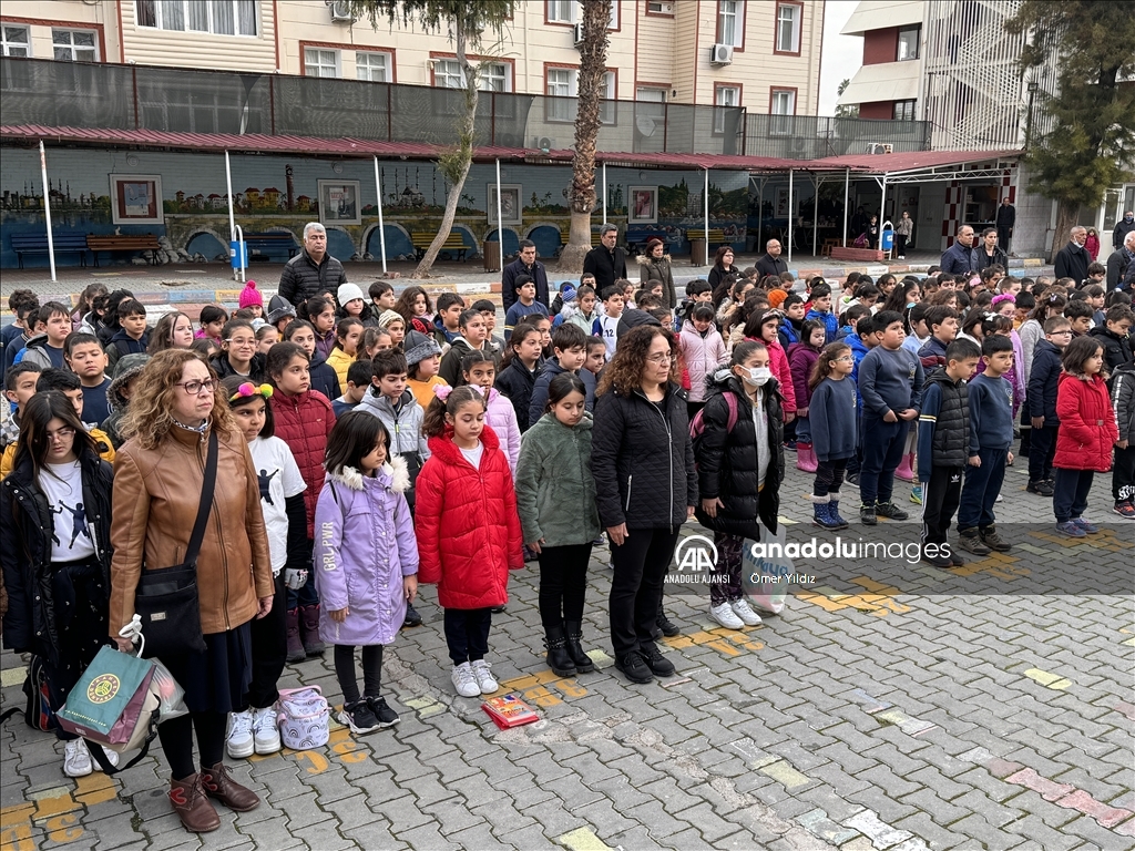Adana'da tüm okullarda şehitler için bir dakikalık saygı duruşunda bulunuldu