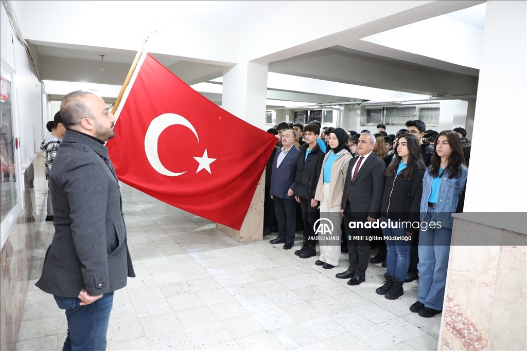 Bitlis'te okullarda şehitler için saygı duruşunda bulunuldu