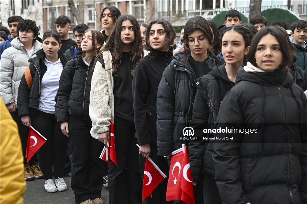 İstanbul'daki okullarda şehitler için saygı duruşunda bulunuldu