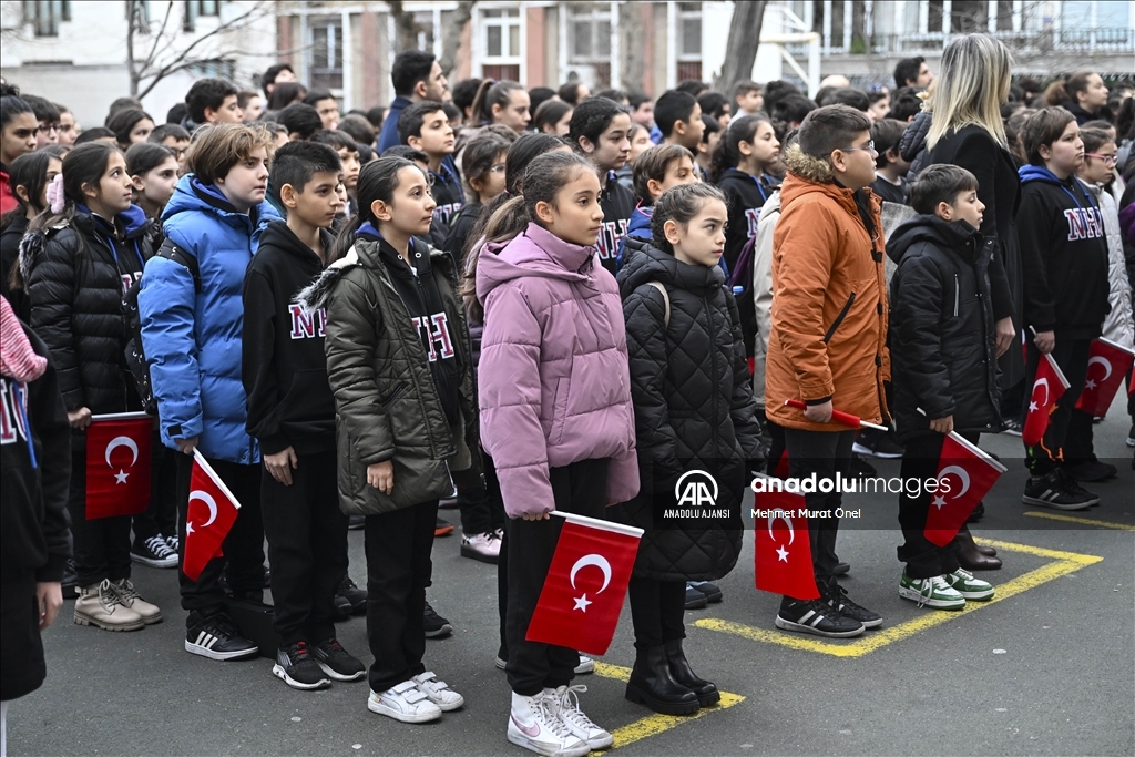 İstanbul'daki okullarda şehitler için saygı duruşunda bulunuldu