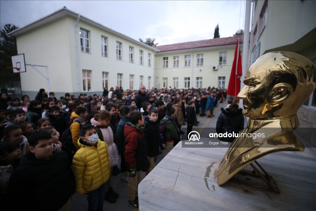 Kırklareli'nde okullarda şehitler için saygı duruşunda bulunuldu