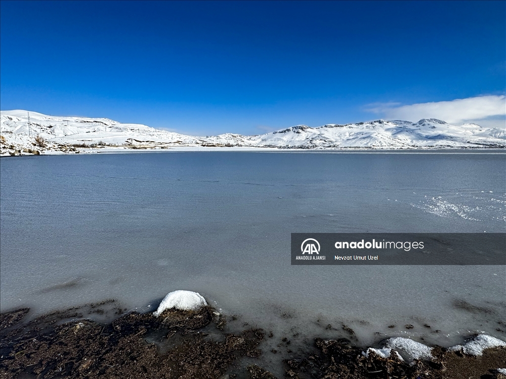 Van'daki Sıhke Gölü'nün yüzeyi buz tuttu