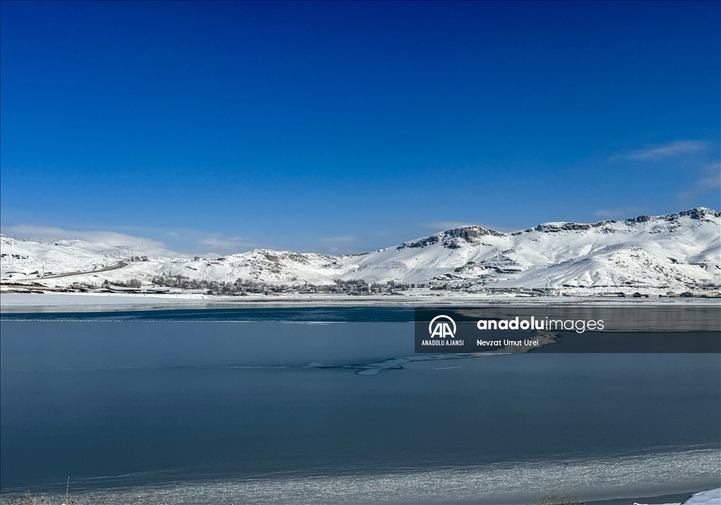 Van'daki Sıhke Gölü'nün yüzeyi buz tuttu