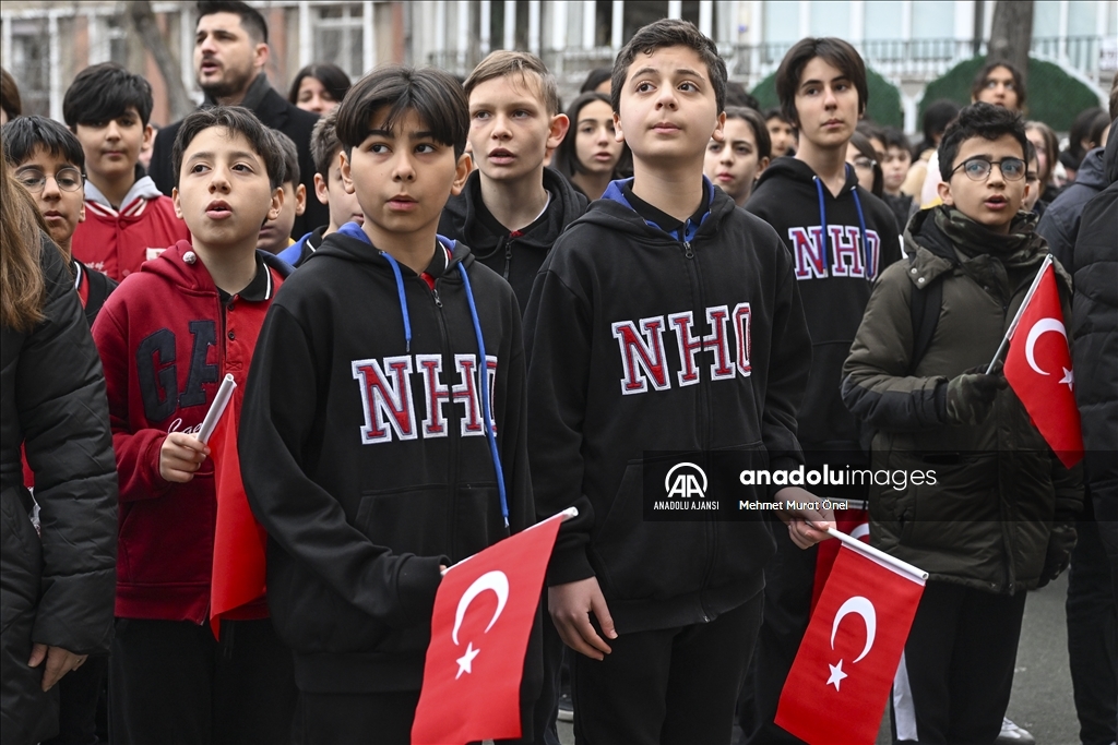 İstanbul'daki okullarda şehitler için saygı duruşunda bulunuldu