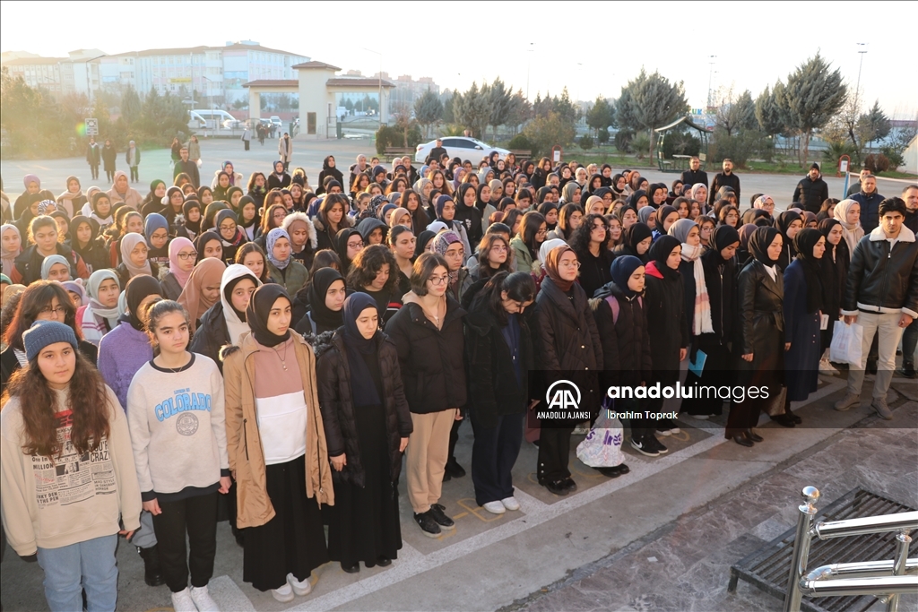 Batman’daki okullarda şehitler için saygı duruşunda bulunuldu