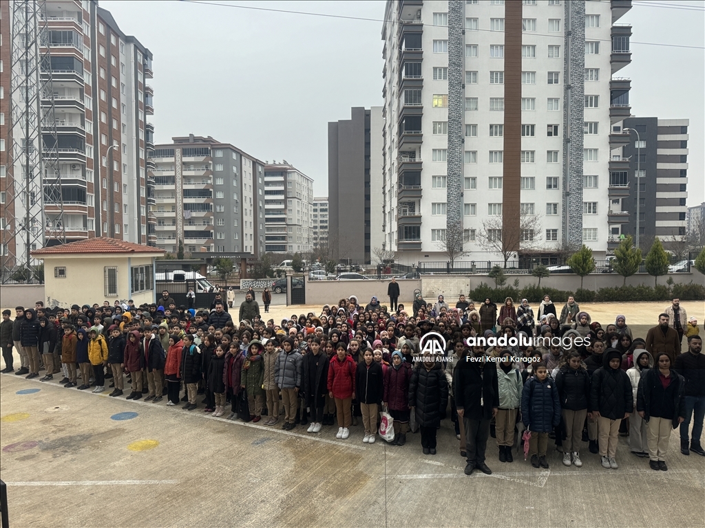 Gaziantep'te okullarda şehitler için saygı duruşunda bulunuldu