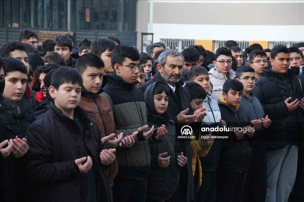 Kayseri'de okullarda şehitler için saygı duruşunda bulunuldu