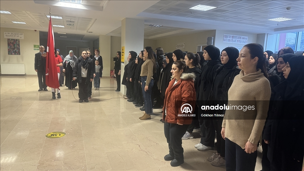 Zonguldak'ta okullarda şehitler için saygı duruşunda bulunuldu