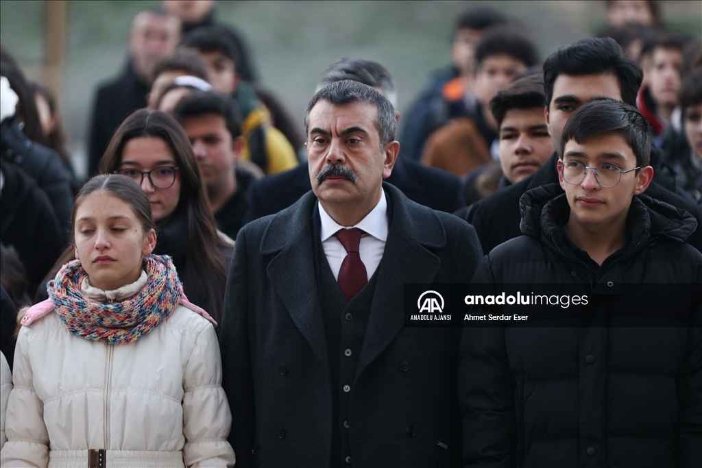 Okullar, haftaya şehitlere saygı duruşuyla başladı