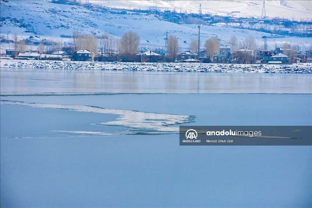 Van'daki Sıhke Gölü'nün yüzeyi buz tuttu