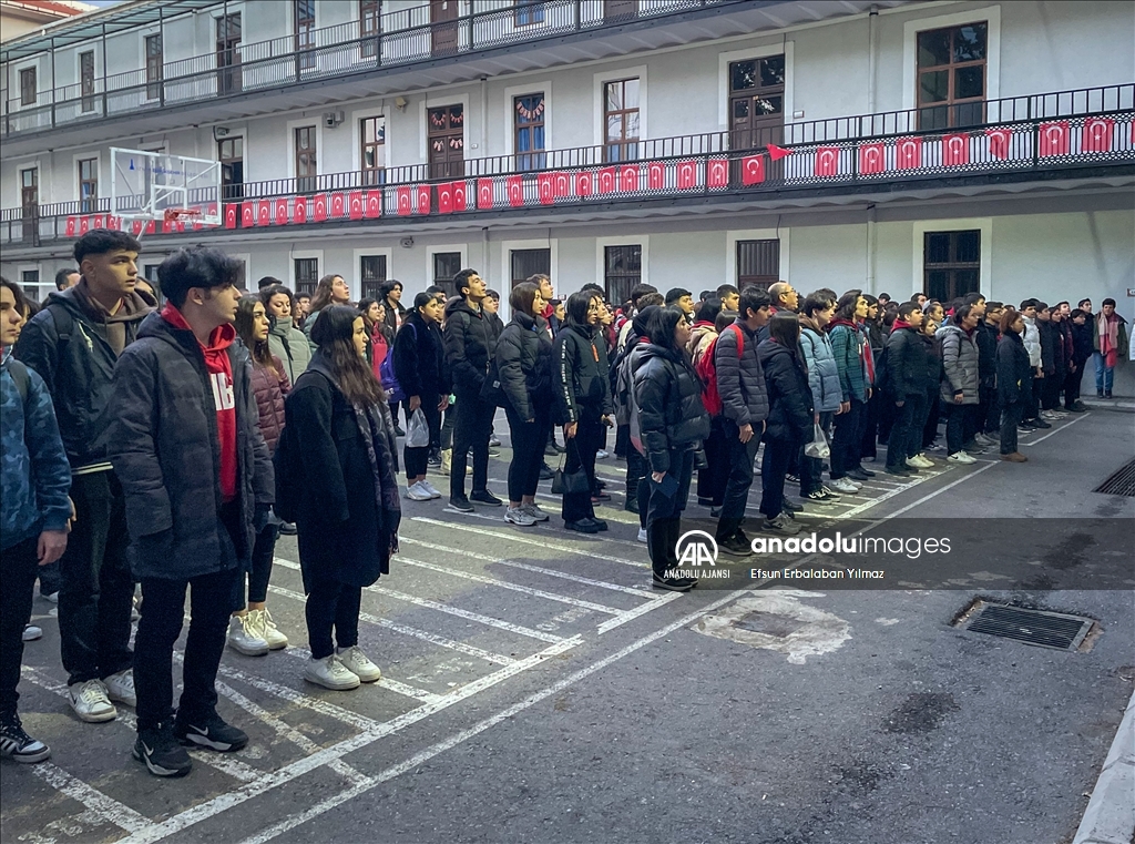 İzmir'deki tüm okullarda şehitler için bir dakikalık saygı duruşunda bulunuldu
