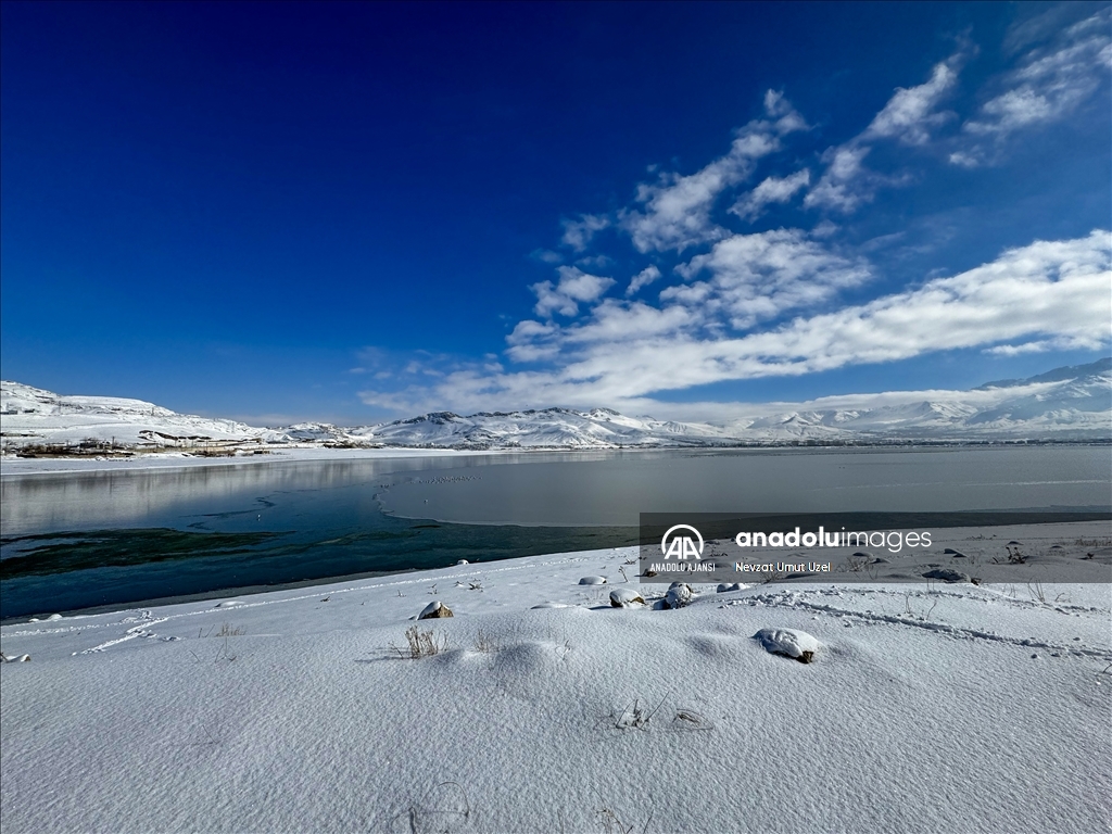 Van'daki Sıhke Gölü'nün yüzeyi buz tuttu
