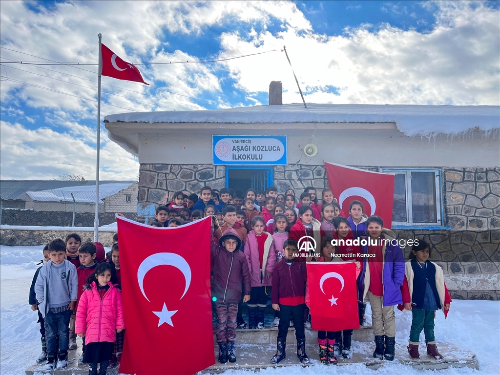 Van'daki okullarda şehitler için saygı duruşunda bulunuldu