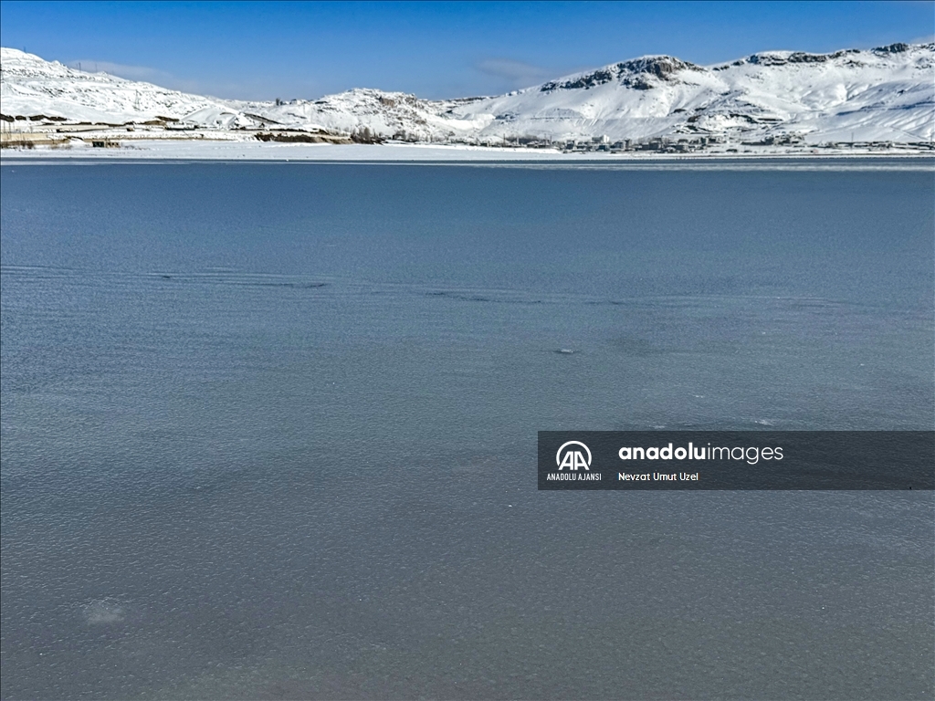 Van'daki Sıhke Gölü'nün yüzeyi buz tuttu