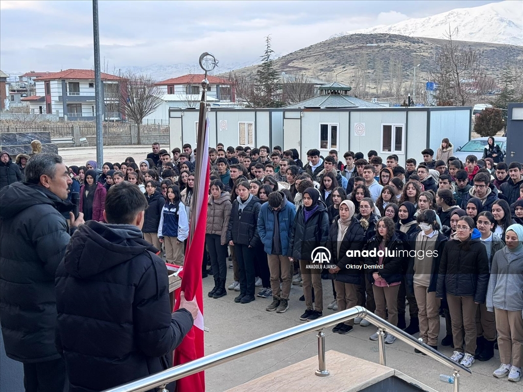Malatya'da okullarda şehitler için saygı duruşunda bulunuldu