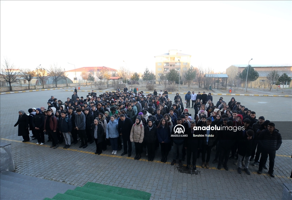 Muş'ta okullarda şehitler için saygı duruşunda bulunuldu