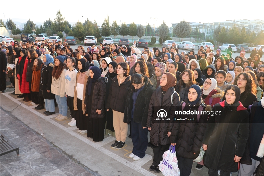 Batman’daki okullarda şehitler için saygı duruşunda bulunuldu