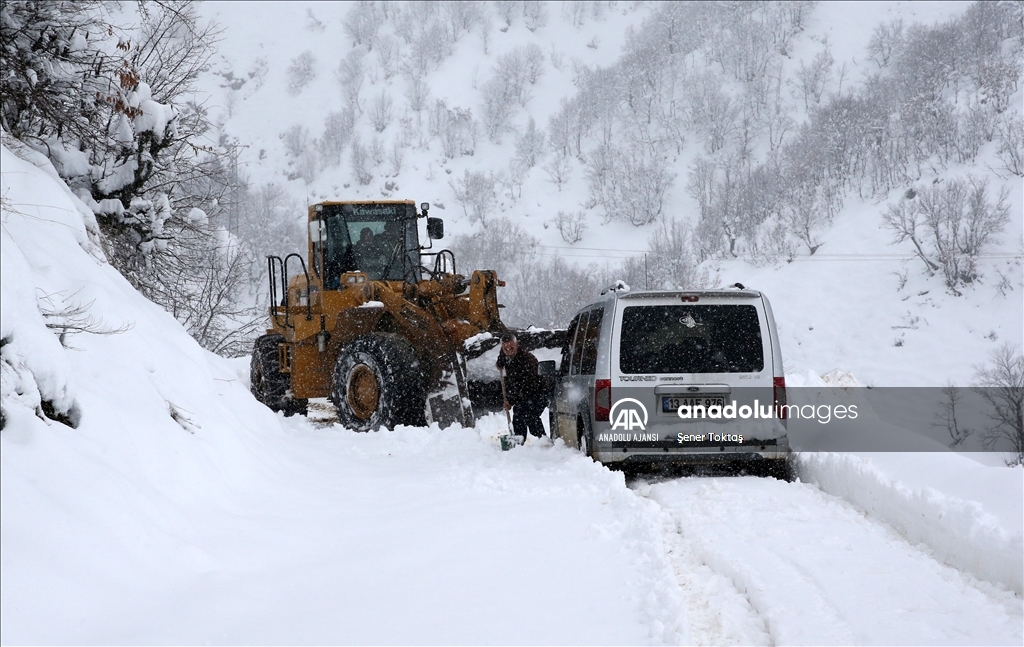 Bitlis&#39;te karla m&#252;cadele ekipleri k&#246;y yollarını a&#231;mak i&#231;in mesai yapıyor