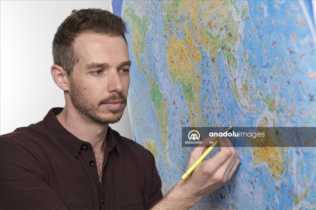 بأنامل نيوزلندية.. خريطة العالم تتزين برسوم 1642 حيوانا بريا