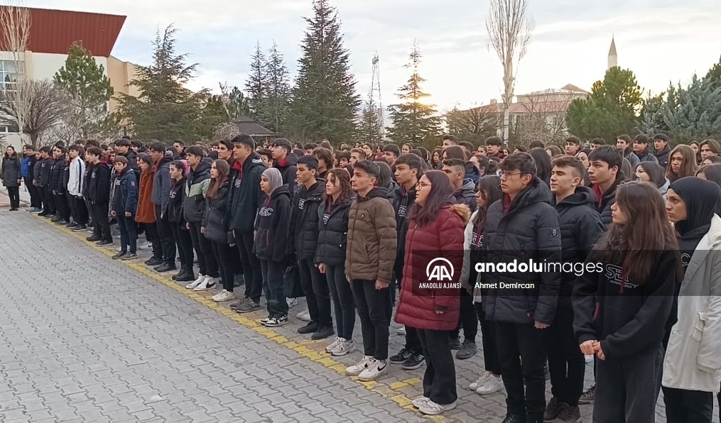 Niğde'deki okullarda şehitler için saygı duruşunda bulunuldu