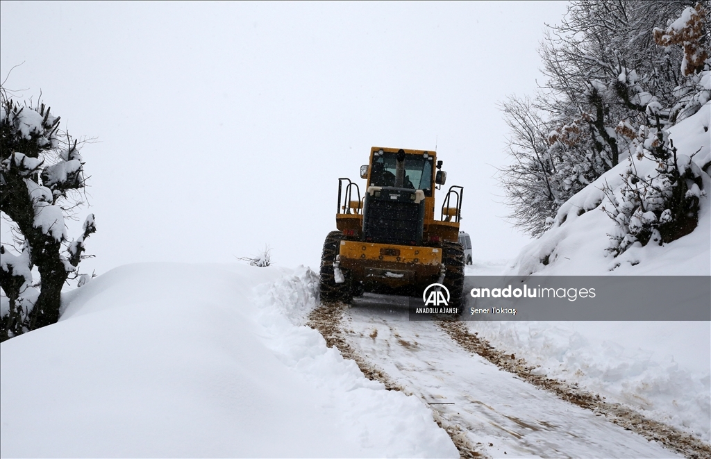 Bitlis&#39;te karla m&#252;cadele ekipleri k&#246;y yollarını a&#231;mak i&#231;in mesai yapıyor
