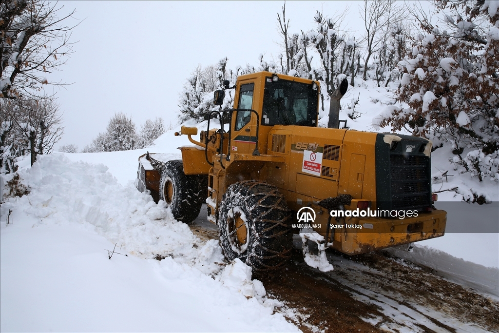 Bitlis&#39;te karla m&#252;cadele ekipleri k&#246;y yollarını a&#231;mak i&#231;in mesai yapıyor
