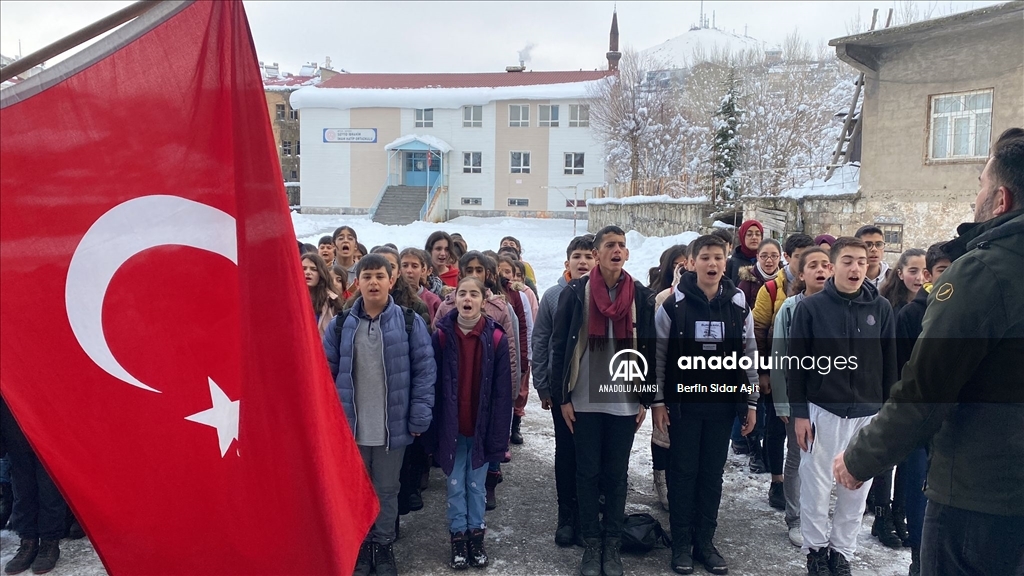 Bitlis'teki okullarda şehitler için saygı duruşunda bulunuldu