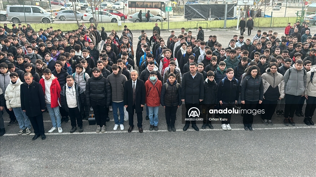 Karabük'te okullarda şehitler için saygı duruşunda bulunuldu