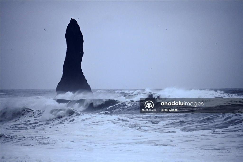 İzlanda’nın dünyaca ünlü siyah kumlu plajı Reynisfjara