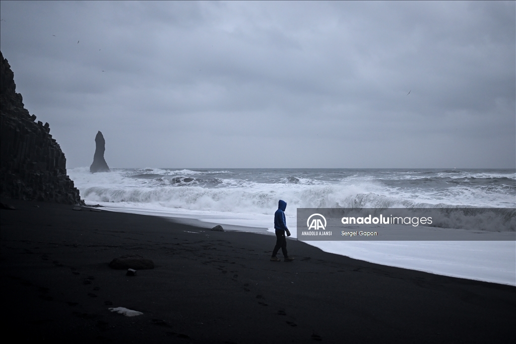 İzlanda’nın dünyaca ünlü siyah kumlu plajı Reynisfjara