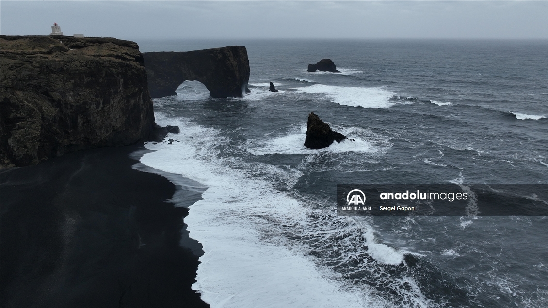 İzlanda’nın dünyaca ünlü siyah kumlu plajı Reynisfjara