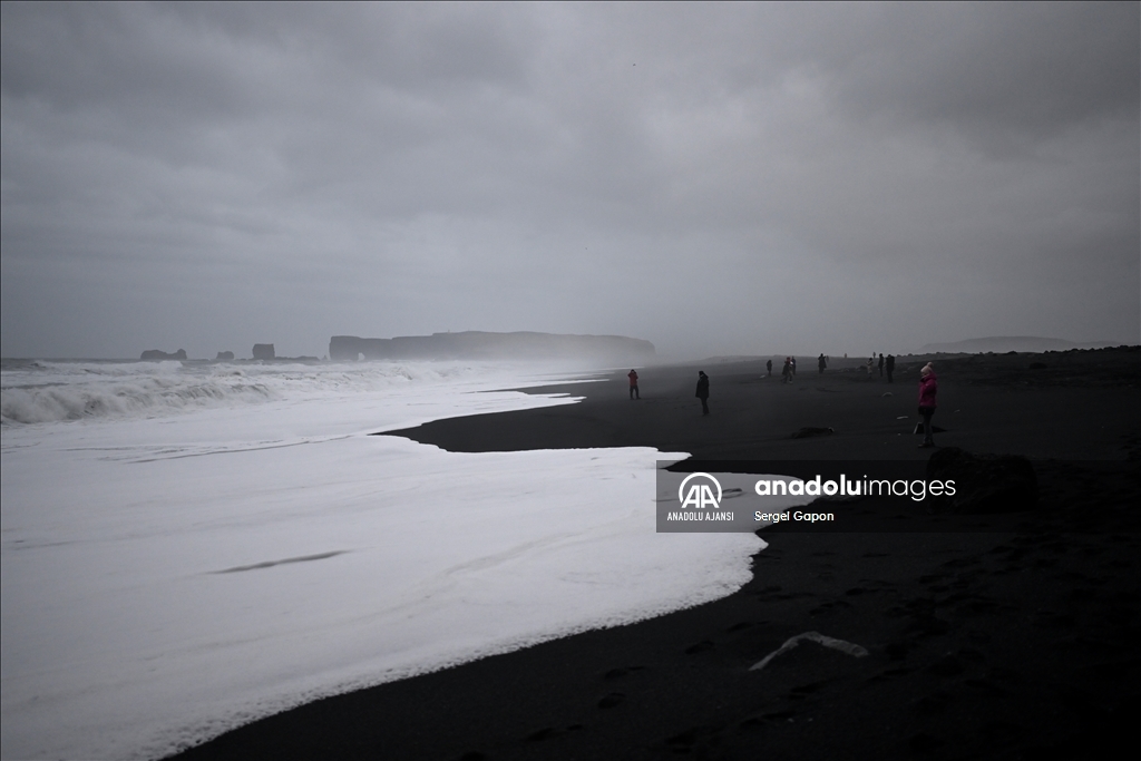 İzlanda’nın dünyaca ünlü siyah kumlu plajı Reynisfjara