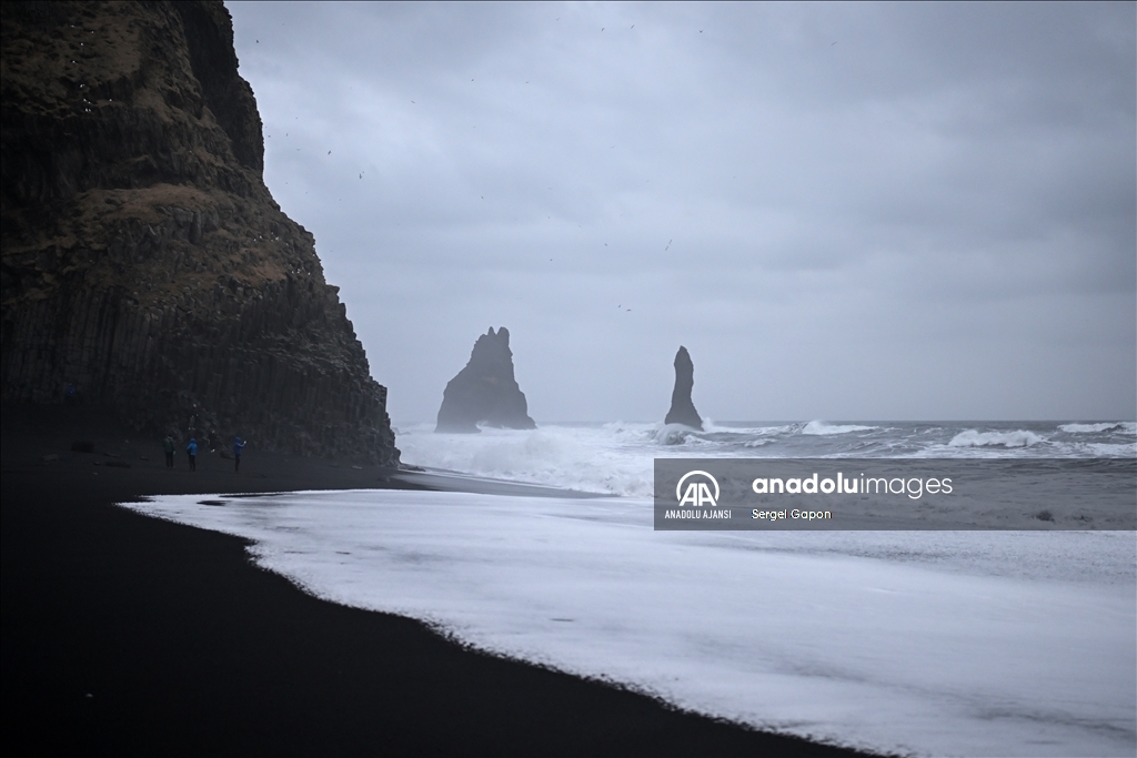 İzlanda’nın dünyaca ünlü siyah kumlu plajı Reynisfjara