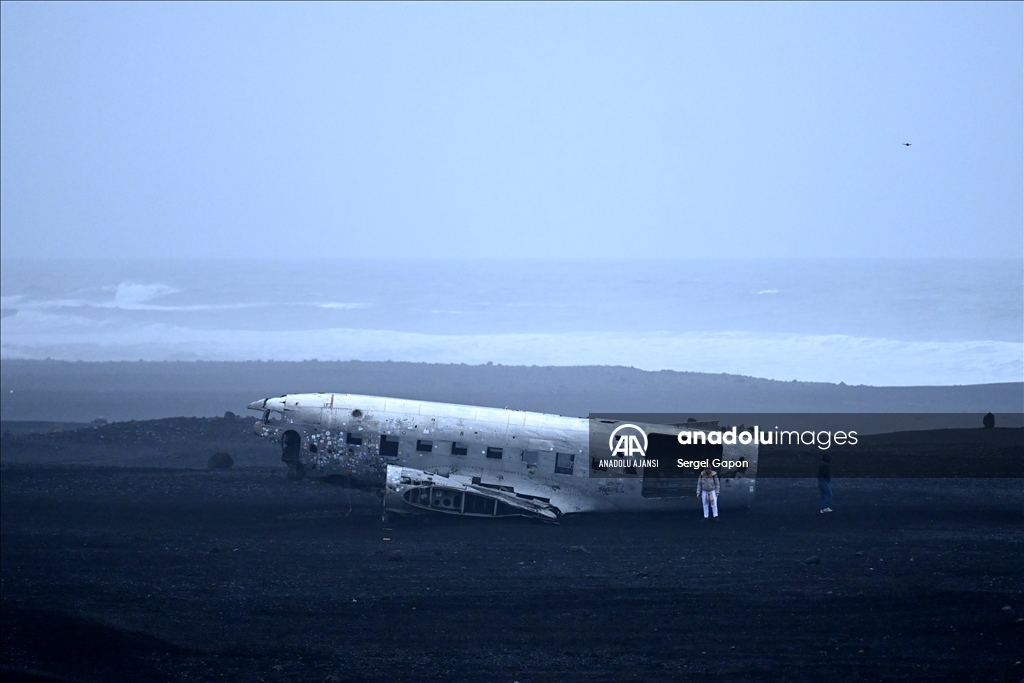 İzlanda’nın dünyaca ünlü siyah kumlu plajı Reynisfjara
