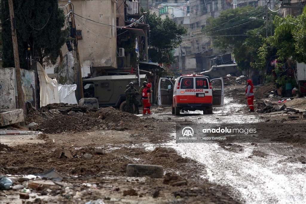 İsrail güçleri Batı Şeria'nın Tulkerim Mülteci Kampı'nda gözaltı ve tahribata devam ediyor