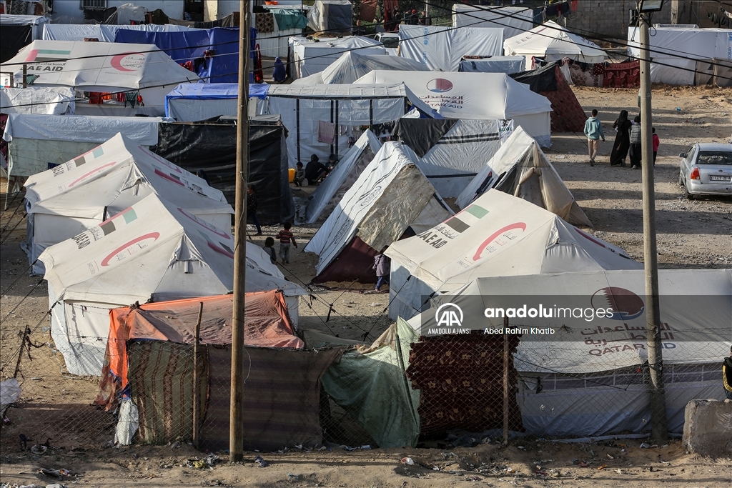 İsrail saldırılarından kaçan Gazzeliler, Refah'ta çadırlarda yaşamlarını sürdürüyor