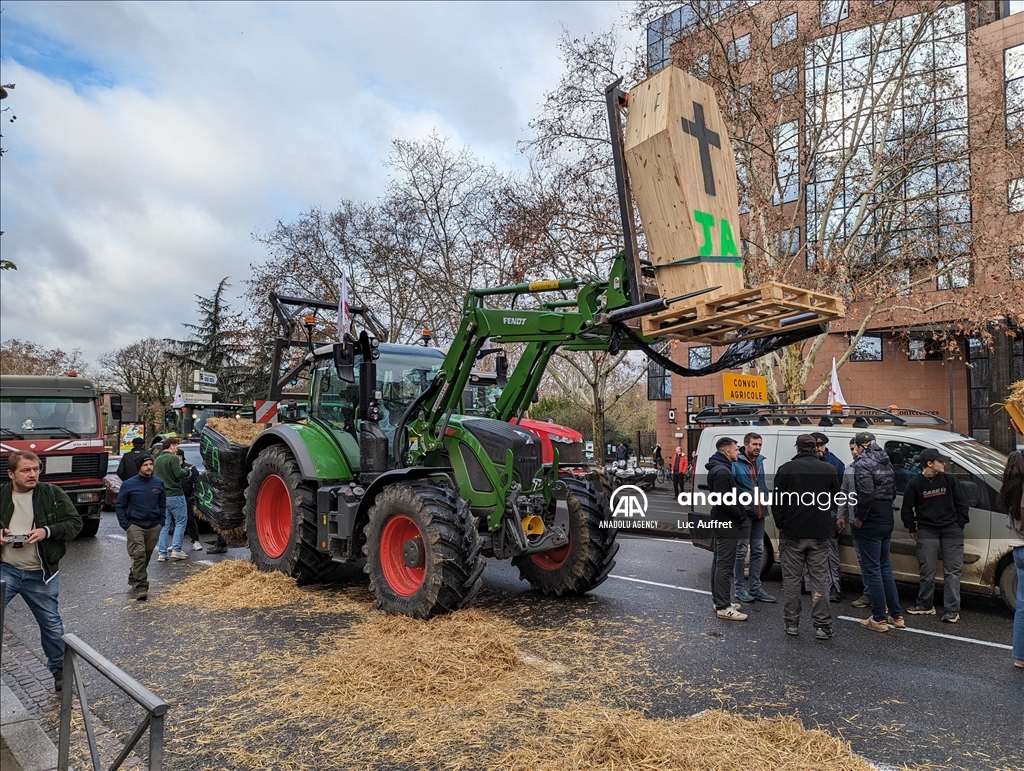 France : Des agriculteurs manifestent à Toulouse avec des centaines de tracteurs