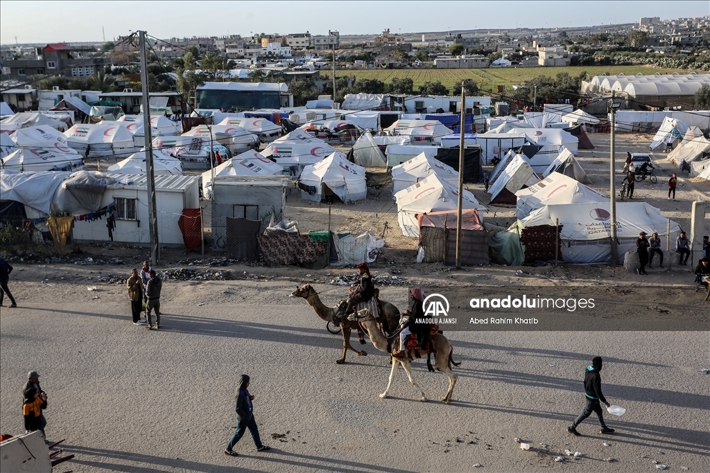 İsrail saldırılarından kaçan Gazzeliler, Refah'ta çadırlarda yaşamlarını sürdürüyor