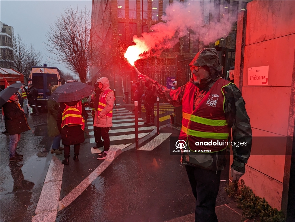 Fransa'da işçiler Paris 2024 Oyunları Genel Merkezi önünde çalışma koşullarını protesto etti