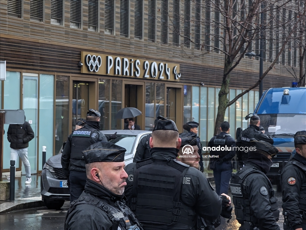 Fransa'da işçiler Paris 2024 Oyunları Genel Merkezi önünde çalışma koşullarını protesto etti