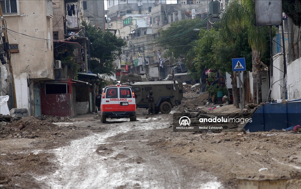 İsrail güçleri Batı Şeria'nın Tulkerim Mülteci Kampı'nda gözaltı ve tahribata devam ediyor