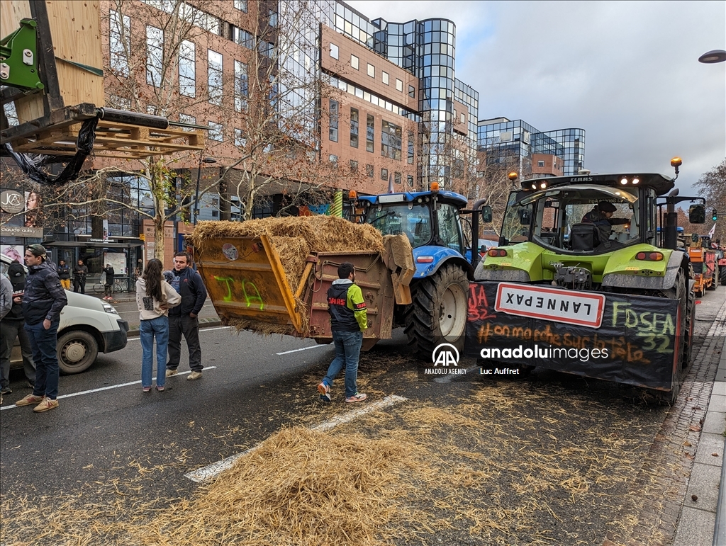 France : Des agriculteurs manifestent à Toulouse avec des centaines de tracteurs