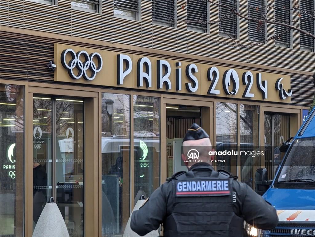 Fransa'da işçiler Paris 2024 Oyunları Genel Merkezi önünde çalışma koşullarını protesto etti