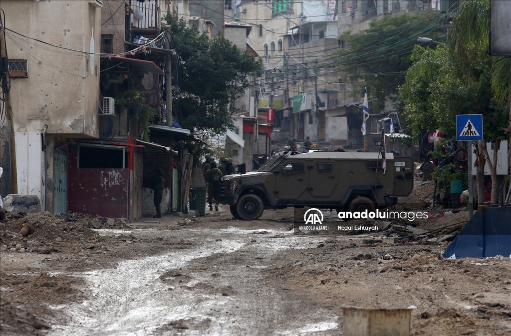 İsrail güçleri Batı Şeria'nın Tulkerim Mülteci Kampı'nda gözaltı ve tahribata devam ediyor