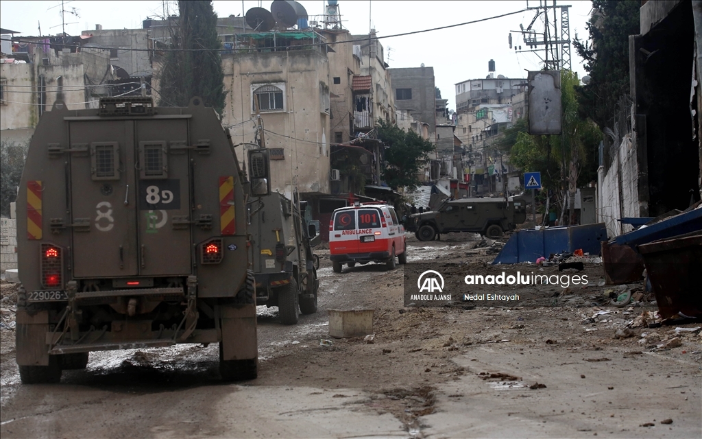 İsrail güçleri Batı Şeria'nın Tulkerim Mülteci Kampı'nda gözaltı ve tahribata devam ediyor