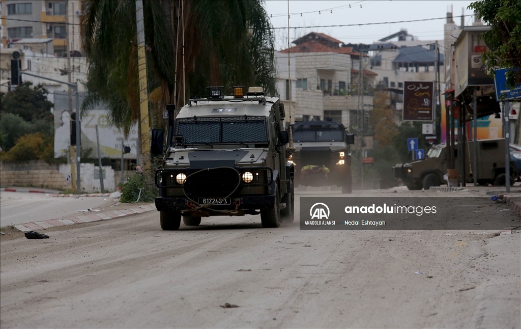 İsrail güçleri Batı Şeria'nın Tulkerim Mülteci Kampı'nda gözaltı ve tahribata devam ediyor