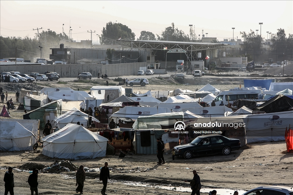 İsrail saldırılarından kaçan Gazzeliler, Refah'ta çadırlarda yaşamlarını sürdürüyor